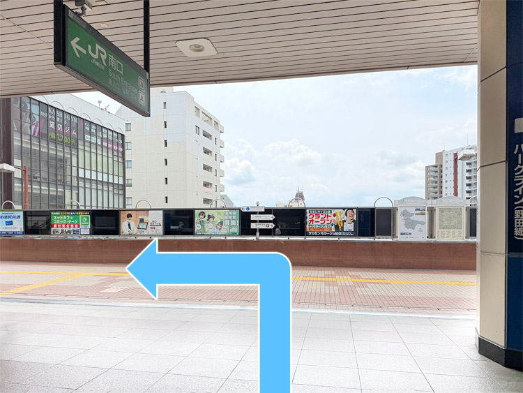 改札を出たら左に進みます