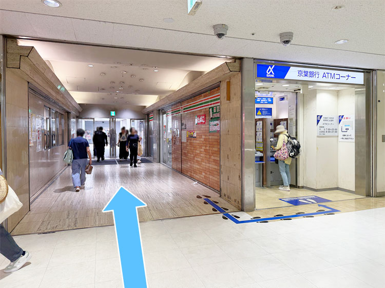 京葉銀行の左の通路を進みます