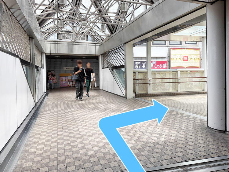 そのまま建物外に出て、右へ進みます