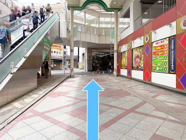 エスカレーター横を通り、